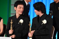 左から草なぎ剛、若葉竜也