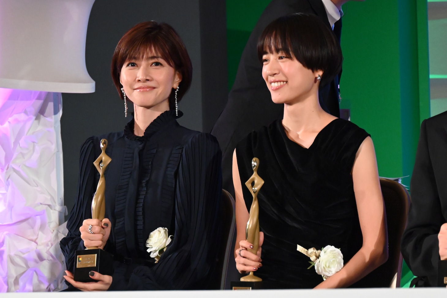 左から内田有紀、石橋静河