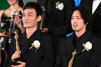 左から草なぎ剛、若葉竜也