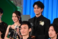 奥左から比嘉梨乃、正門良規