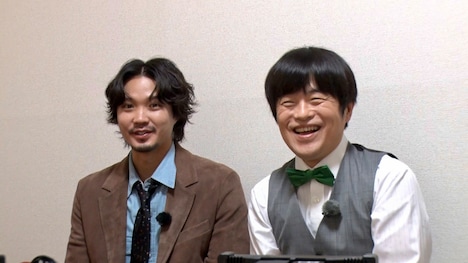 「家事ヤロウ!!!」より、左から磯村勇斗、バカリズム