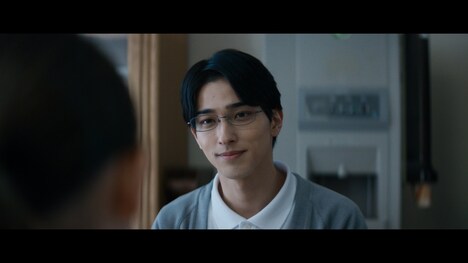 「正体」より、介護職員の桜井