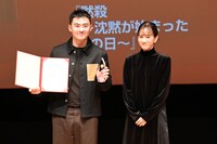 左からシェン・ハオ（沈浩）、前田敦子