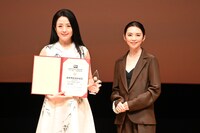 左からヤン・トンシュー（楊童舒）、田中麗奈