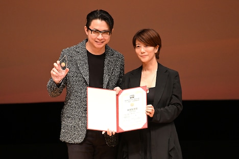 左からサム・クワー（柯汶利）、三島有紀子