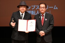 左からシュー・ジェン（徐崢）、滝田洋二郎