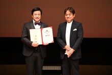 左からスタンリー・トン（唐季礼）、本木克英