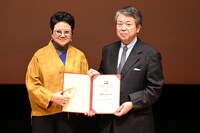 左からフー・メイ（胡玫）、奥田誠治