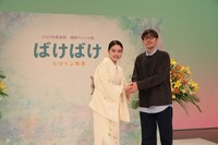 連続テレビ小説「ばけばけ」のヒロインを務める高石あかり（左）と、作者のふじきみつ彦（右）