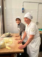 「世界頂グルメ」より、綾瀬はるか（奥）