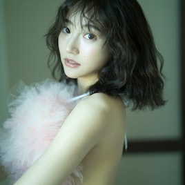 俳優・武田玲奈、デビュー10周年写真集で大胆な肌見せ