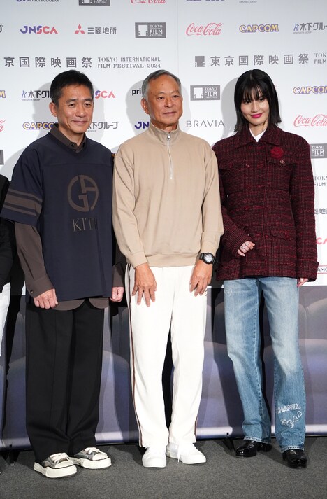 左からトニー・レオン、ジョニー・トー、橋本愛