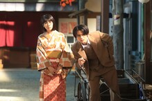 「嘘解きレトリック」より、鈴鹿央士演じる左右馬（右）と松本穂香扮する鹿乃子（左） (c)フジテレビ