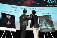 観客と自撮りをするマイク・ウィルアン（左）とディーン・フジオカ（右）