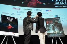 観客と自撮りをするマイク・ウィルアン（左）とディーン・フジオカ（右）