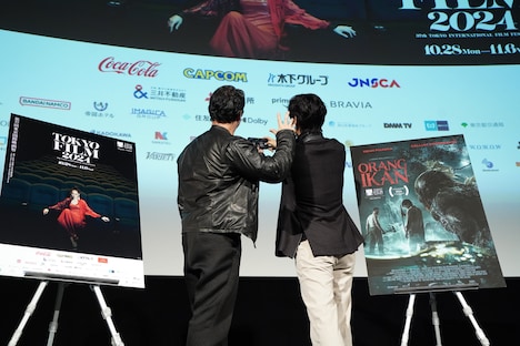 観客と自撮りをするマイク・ウィルアン（左）とディーン・フジオカ（右）