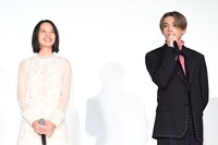 演じたキャラとの共通点を「センター分けなところ？」と話す八木勇征（右）と、笑みを浮かべる池端杏慈（左）