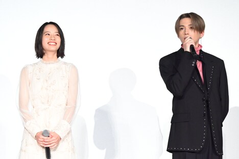 演じたキャラとの共通点を「センター分けなところ？」と話す八木勇征（右）と、笑みを浮かべる池端杏慈（左）