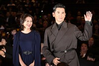 左から小泉今日子、本木雅弘