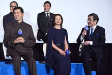 前列左から本木雅弘、小泉今日子、石坂浩二