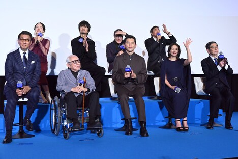 「海の沈黙」舞台挨拶にて、客席にいる映画スタッフに手を振るキャスト陣