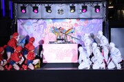 DJ KOOとエキストラによるパフォーマンスの様子