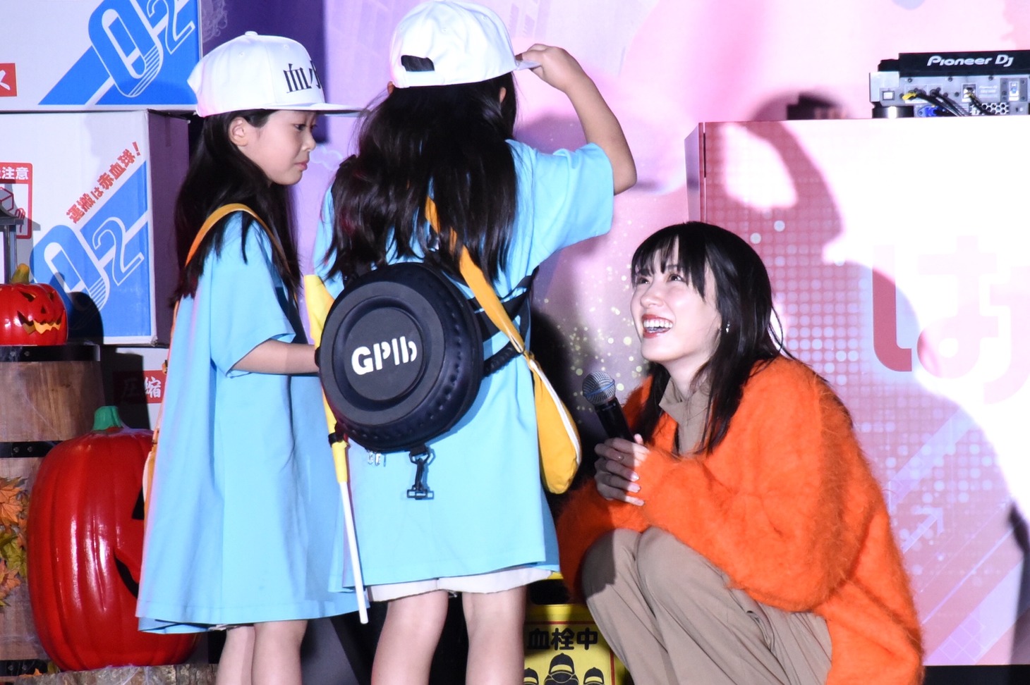 “血小板ちゃん”たちからマイクを受け取る永野芽郁（右）
