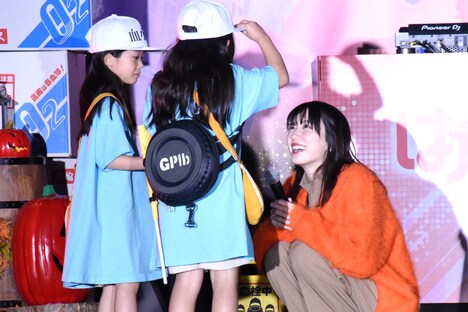 “血小板ちゃん”たちからマイクを受け取る永野芽郁(右)