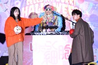 ノリノリで踊る永野芽郁（左）と佐藤健（右）