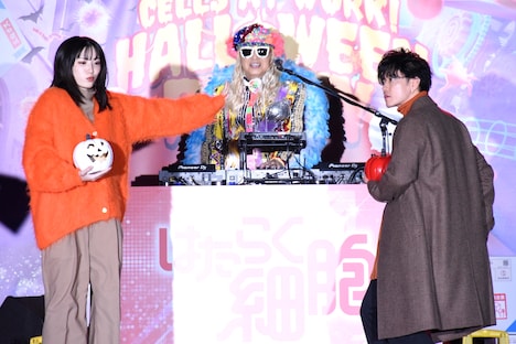 ノリノリで踊る永野芽郁(左)と佐藤健(右)