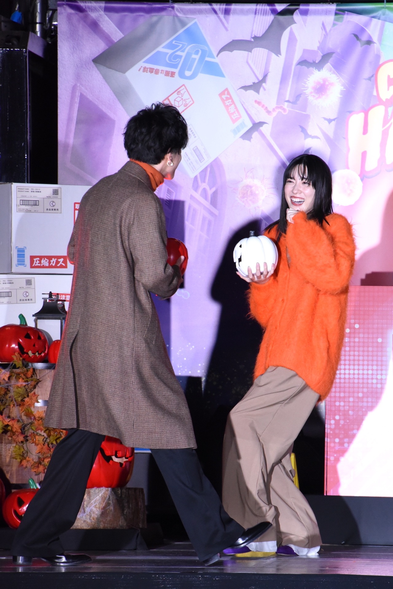 左から佐藤健、永野芽郁