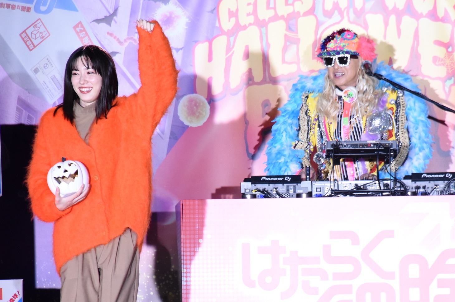 ノリノリな永野芽郁（左）とDJ KOO（右）