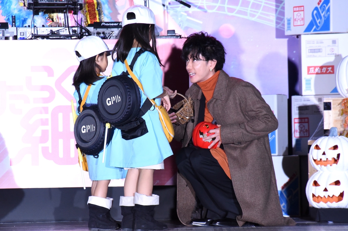 “血小板ちゃん”たちからマイクを受け取る佐藤健（右）