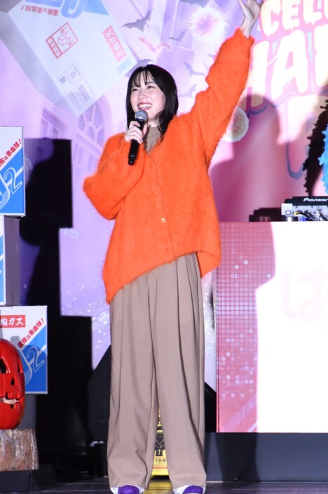 観客に向かって「ハッピーハロウィーン!」と手を振る永野芽郁