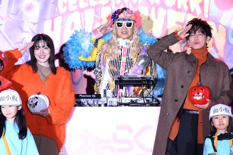 左から永野芽郁、DJ KOO、佐藤健