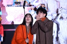 セルフィーを撮る永野芽郁（左）と佐藤健（右）