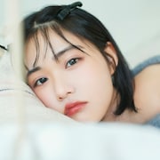 【推しの子】有馬かな役の原菜乃華、ぶかぶか彼シャツ姿でリラックス