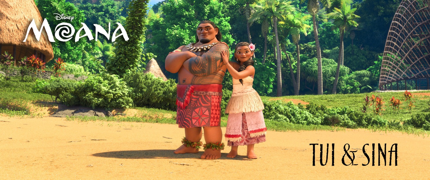 「モアナと伝説の海」より、左からトゥイ、シーナ