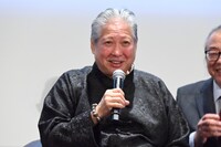 「こんにちは！」と日本語で挨拶するサモ・ハン