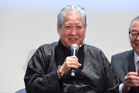 「こんにちは！」と日本語で挨拶するサモ・ハン