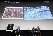 幼少期の写真を前に、思い出を話すサモ・ハン