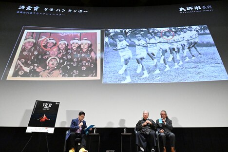 幼少期の写真を前に、思い出を話すサモ・ハン