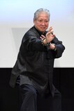 カンフーポーズを決めるサモ・ハン