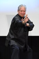 カンフーポーズを決めるサモ・ハン