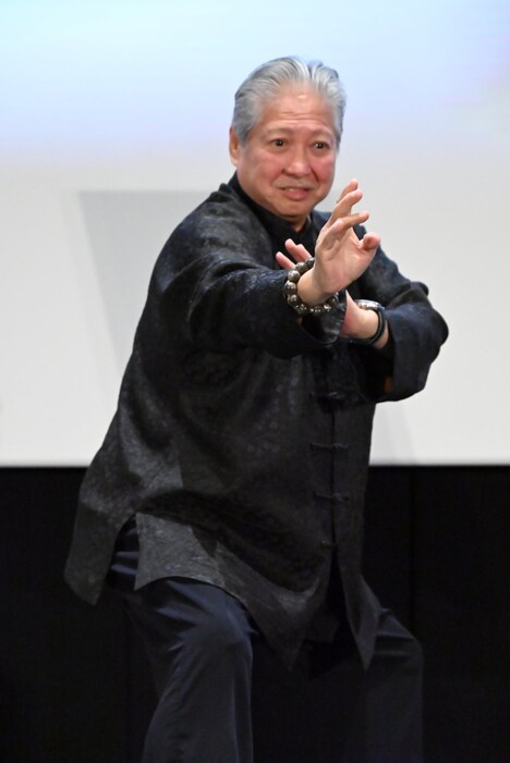 カンフーポーズを決めるサモ・ハン