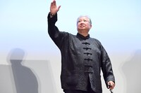 観客に手を振るサモ・ハン