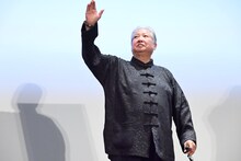 観客に手を振るサモ・ハン