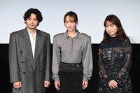 左から磯村勇斗、菊地凛子、岡野真紀子