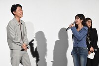 左から成田凌、クォン・ウンビ