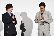 千葉雄大（左）にハンカチを見せる成田凌（右）